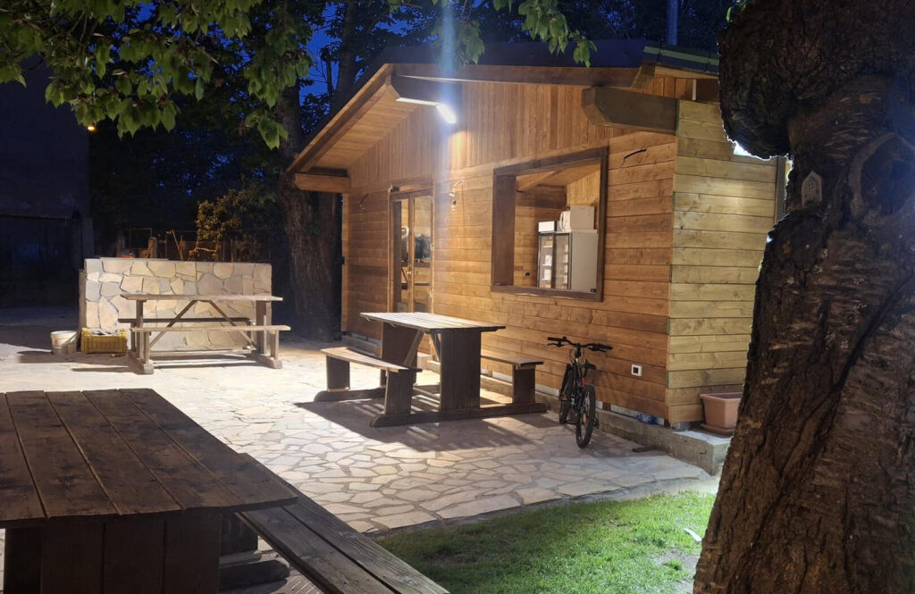 Baita in legno con sala colazioni del B&B Agriturismo Il Villaggetto in Sila